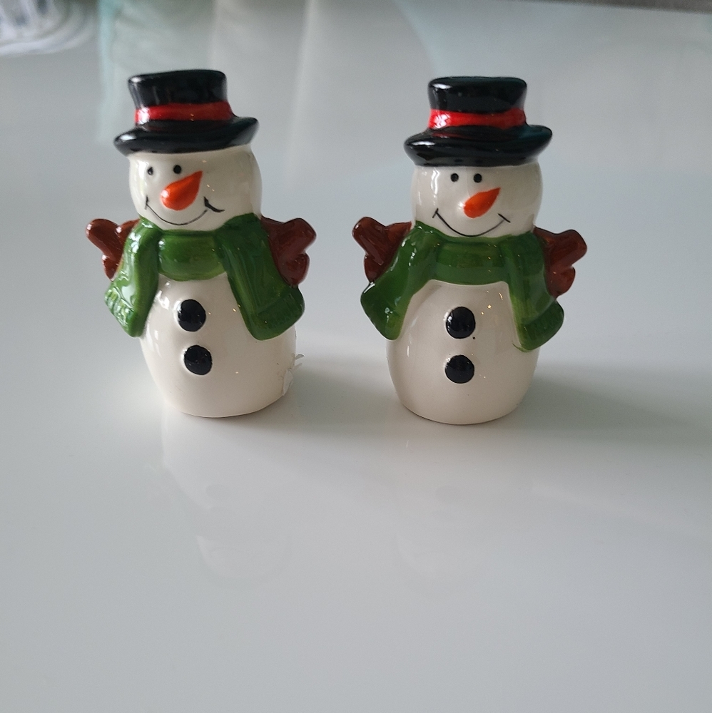 Snowmen salt and pepper shakers